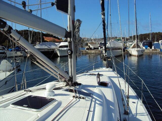 Sailing yacht 