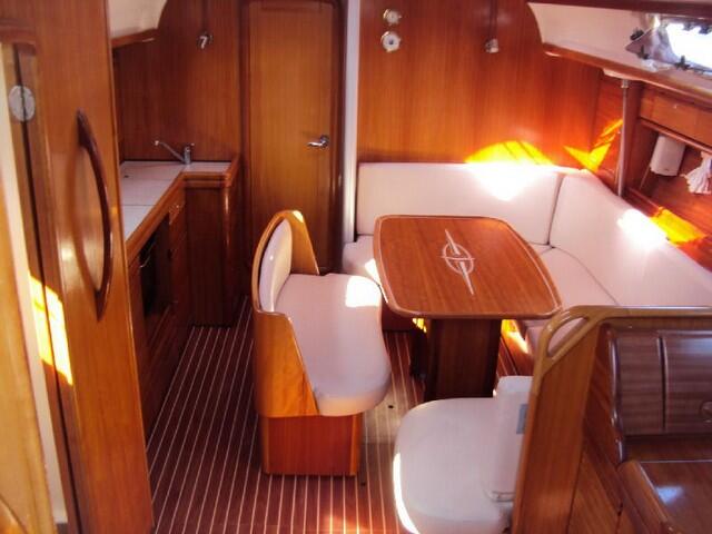 Sailing yacht 