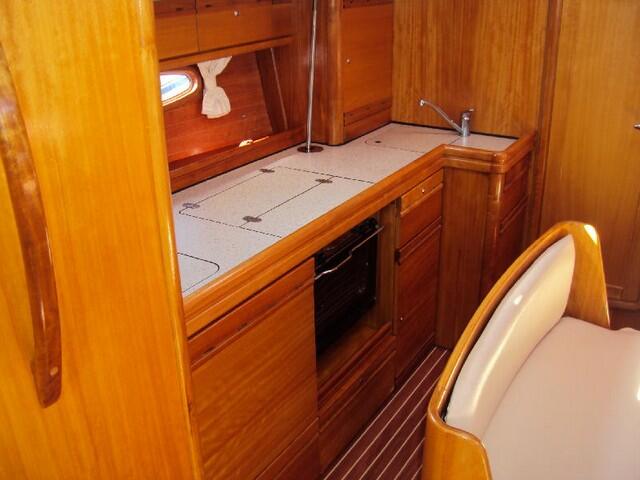 Sailing yacht 