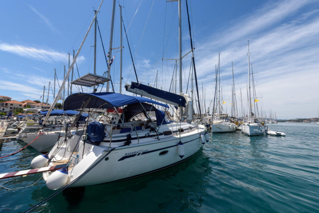 Sailing yacht 