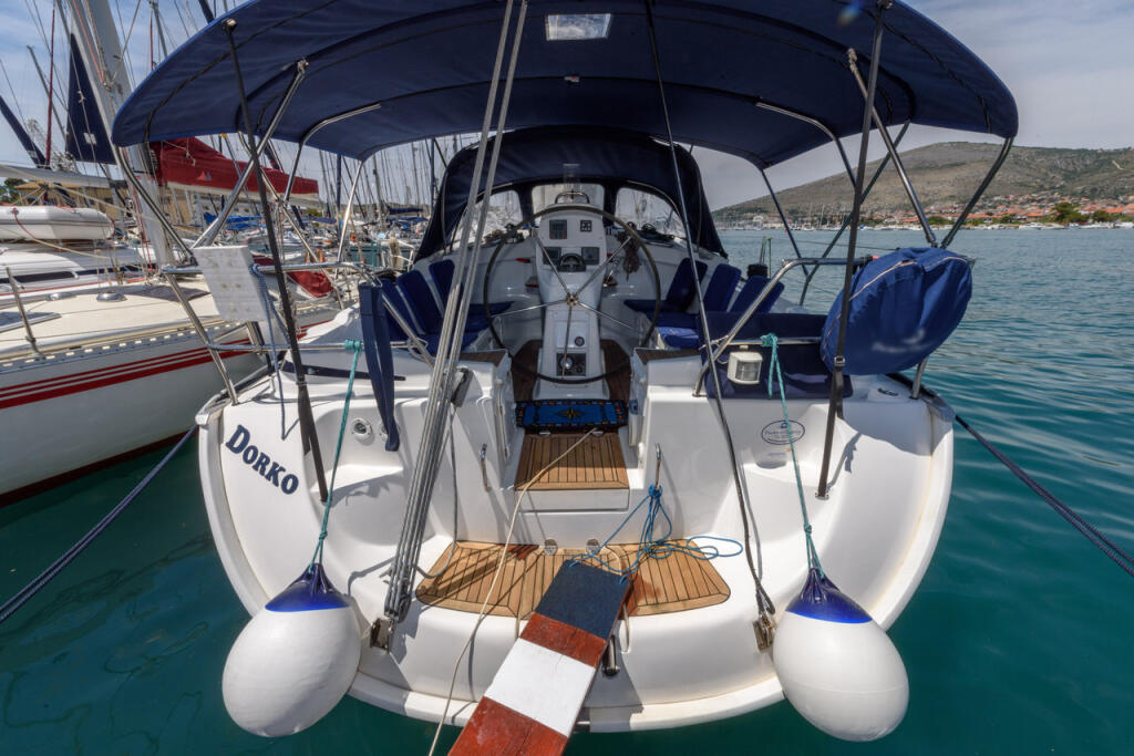 Sailing yacht 