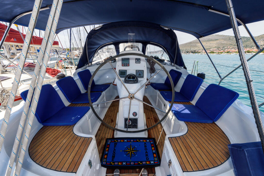 Sailing yacht 