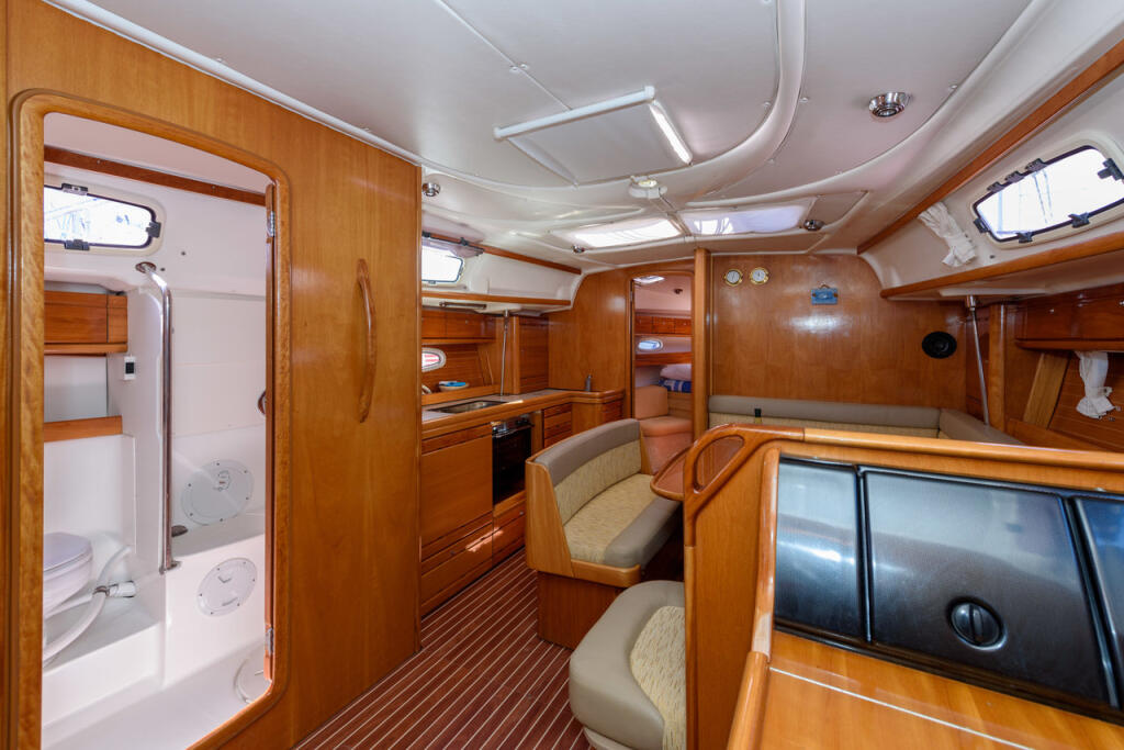 Sailing yacht 