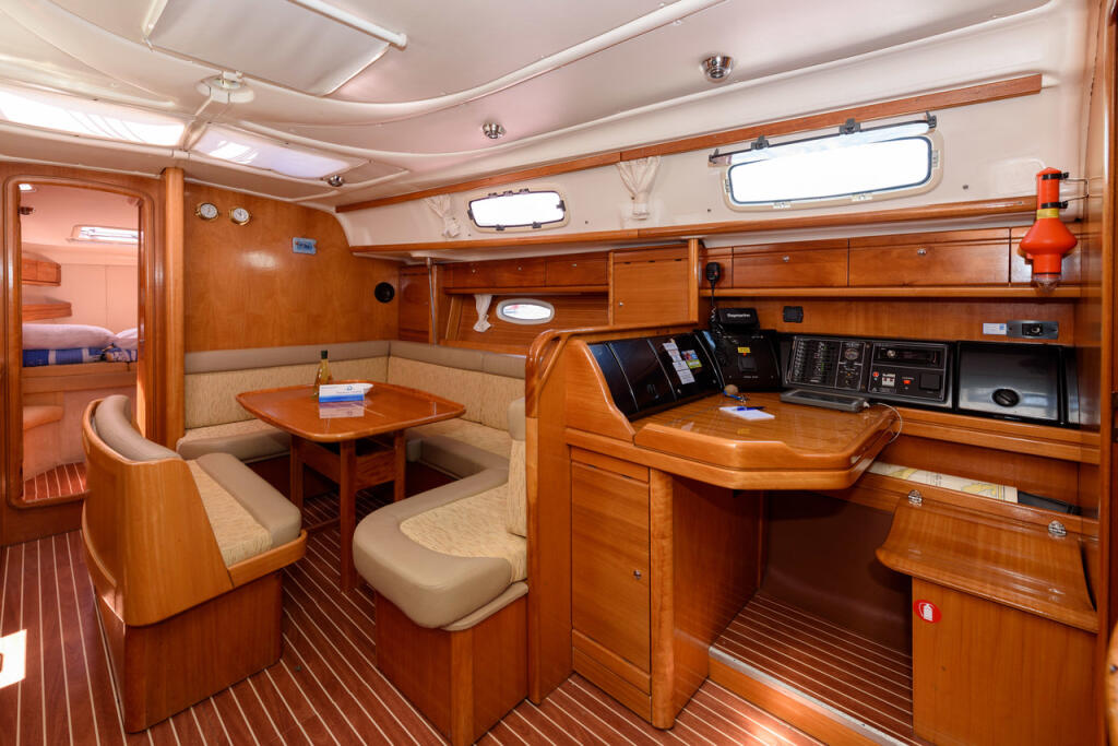 Sailing yacht 