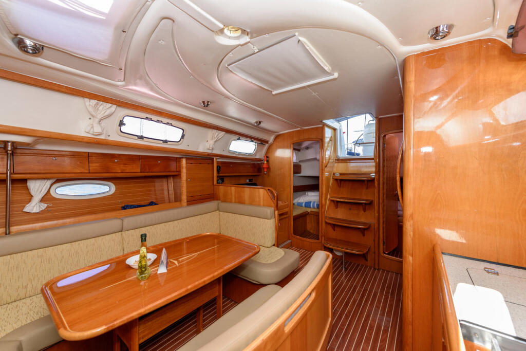 Sailing yacht 