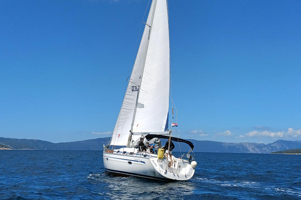 Sailing yacht 