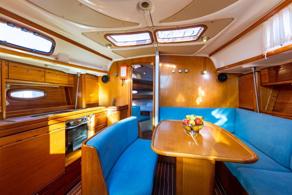 Sailing yacht 