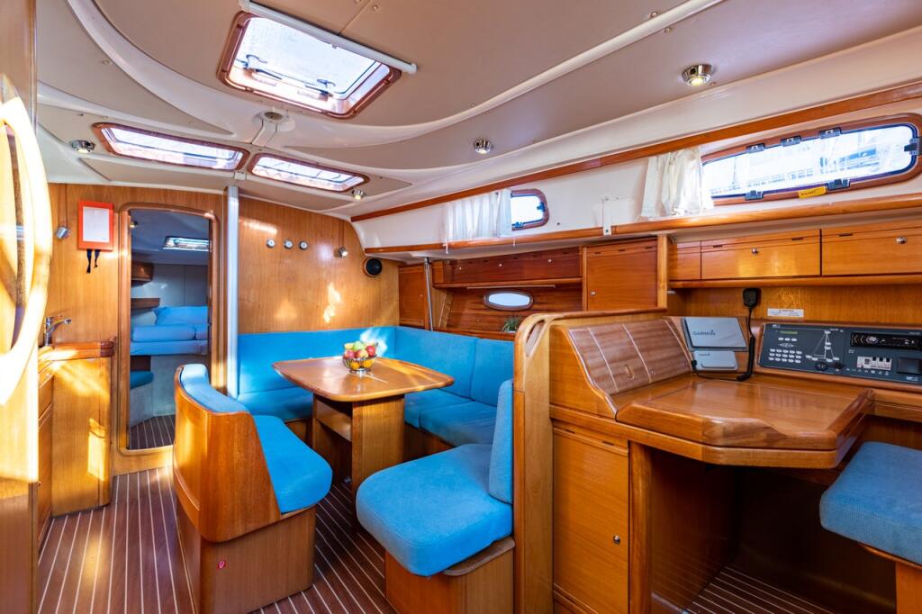 Sailing yacht 