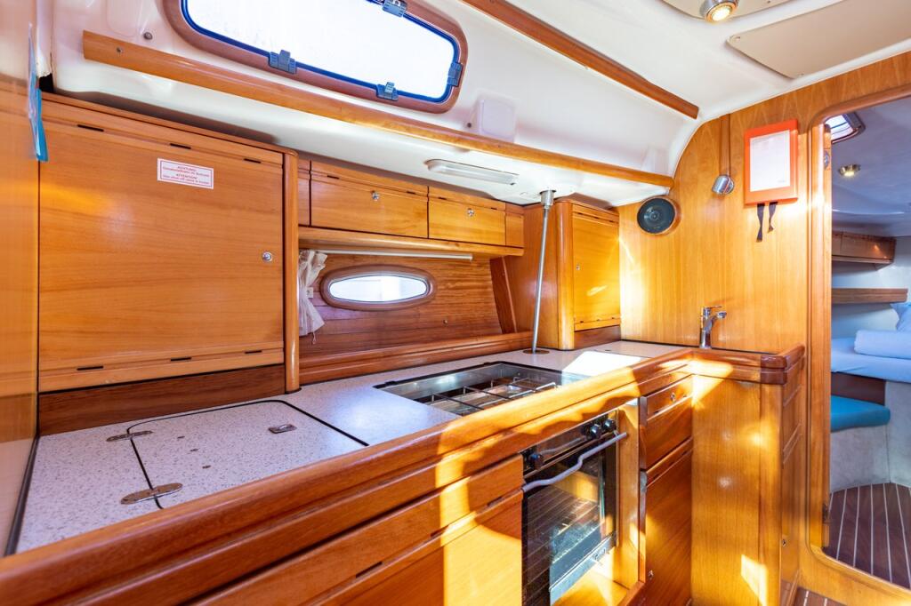 Sailing yacht 