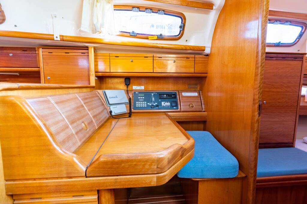 Sailing yacht 