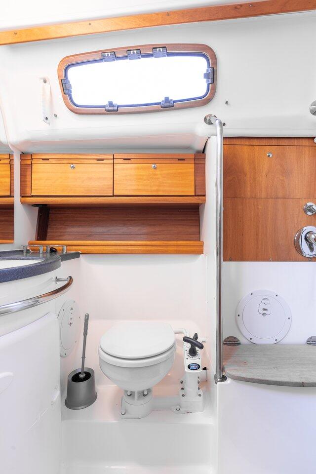 Sailing yacht 