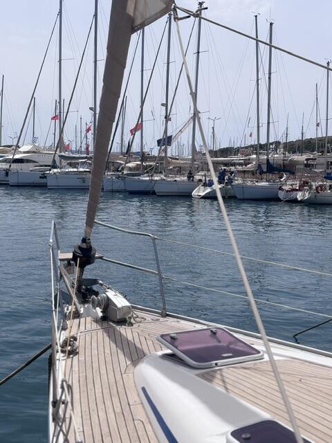 Sailing yacht 