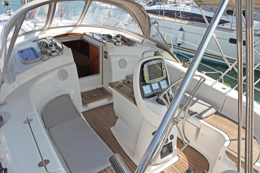 Sailing yacht 