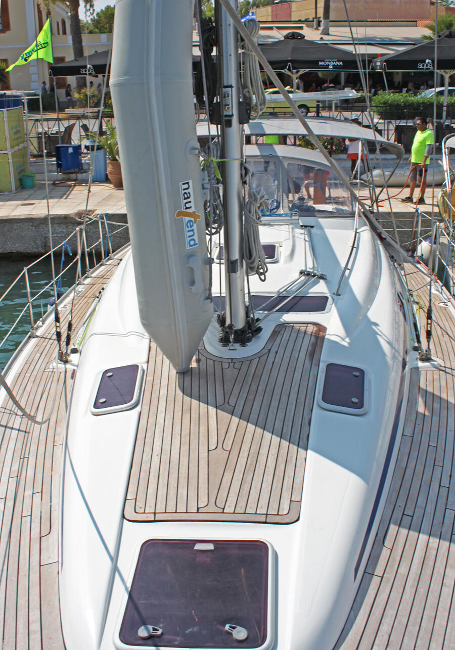 Sailing yacht 