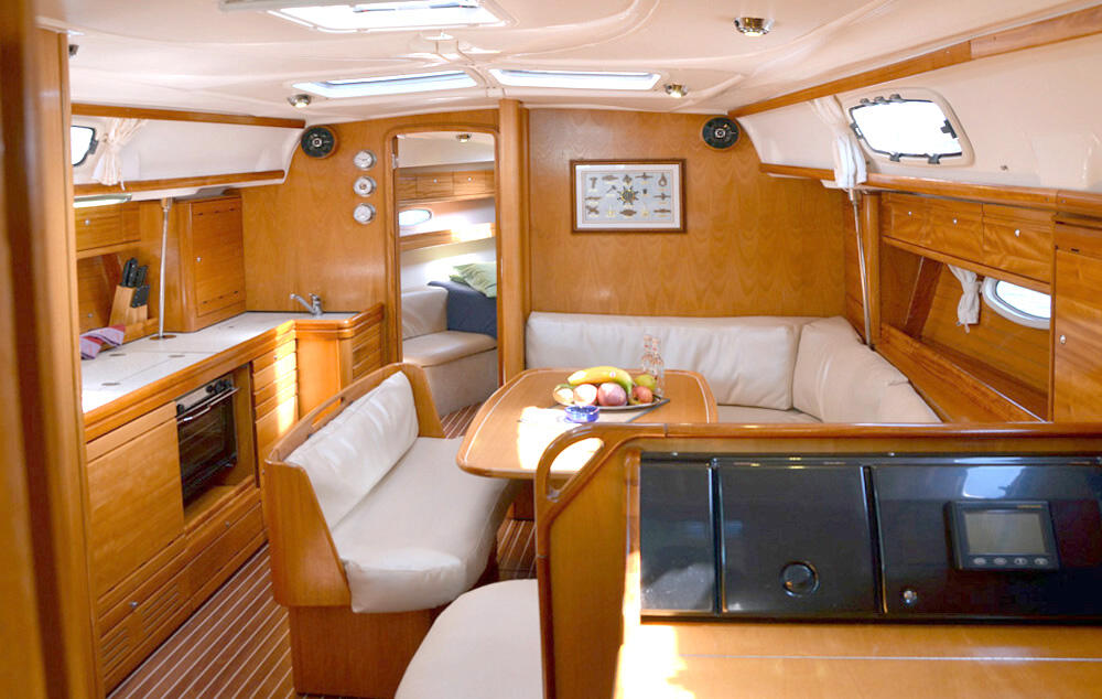 Sailing yacht 