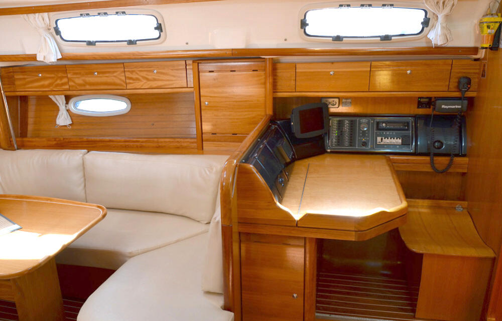 Sailing yacht 