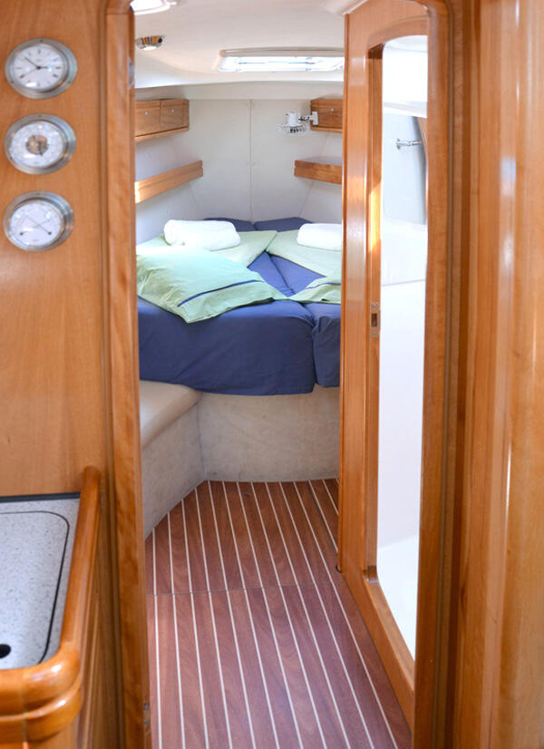 Sailing yacht 