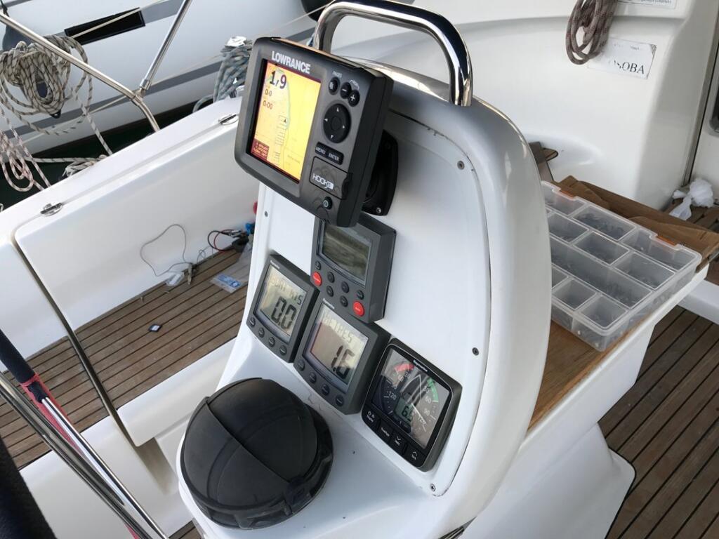 Sailing yacht 