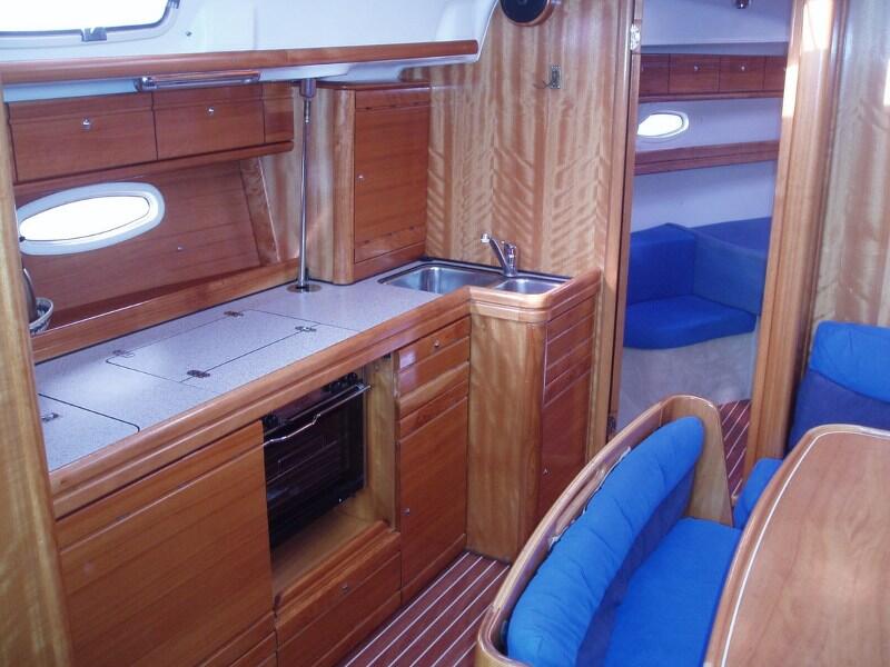 Sailing yacht 