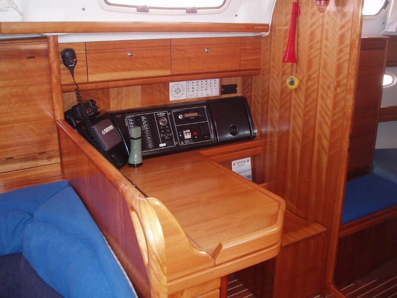 Sailing yacht 