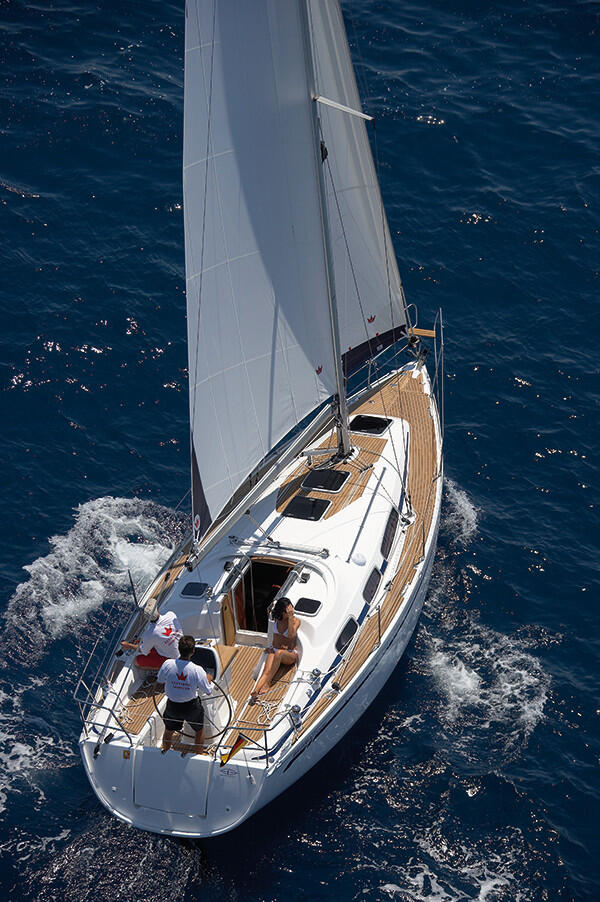 Sailing yacht 