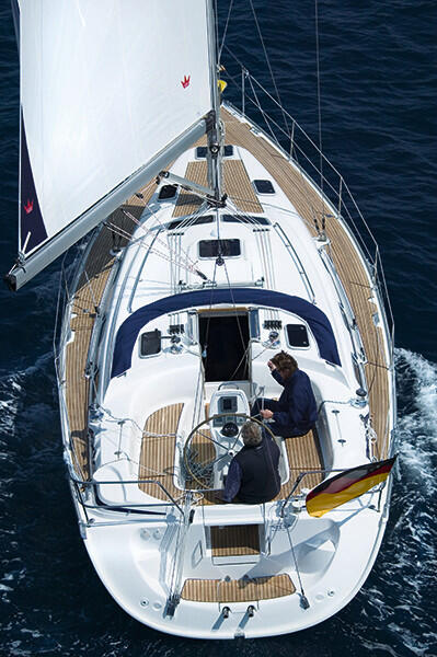 Sailing yacht 