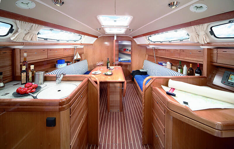 Sailing yacht 