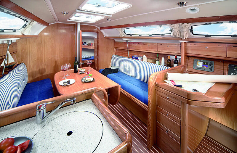 Sailing yacht 