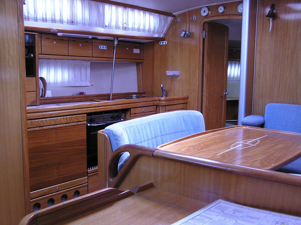 Sailing yacht 