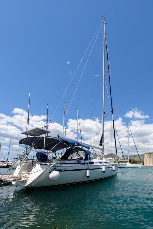 Sailing yacht 