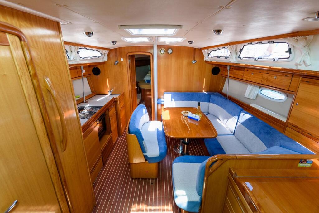 Sailing yacht 