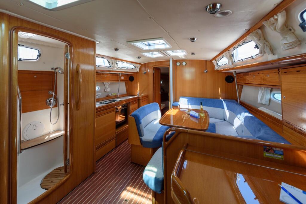 Sailing yacht 