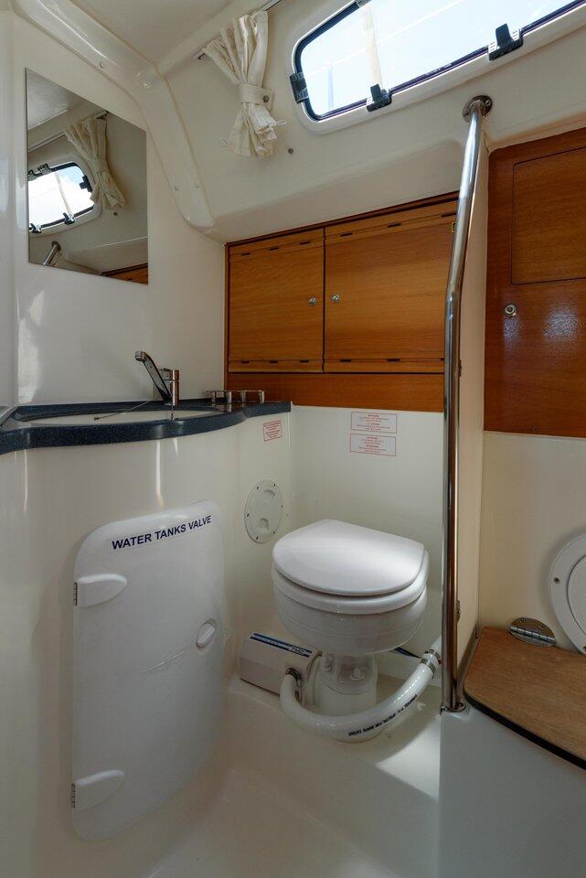 Sailing yacht 