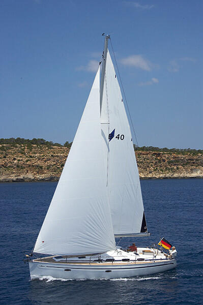 Sailing yacht 