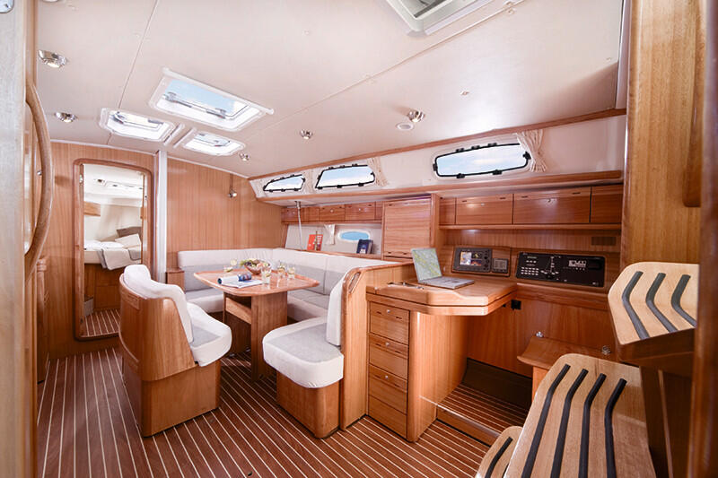 Sailing yacht 