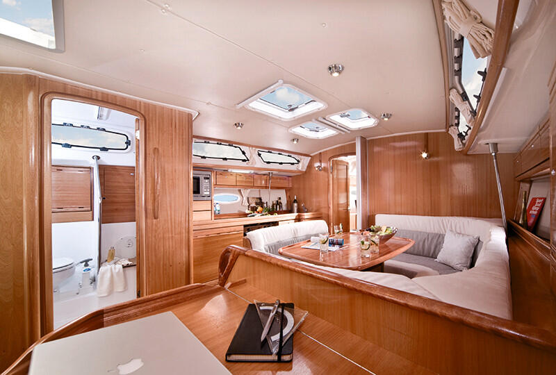 Sailing yacht 