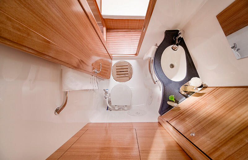 Sailing yacht 