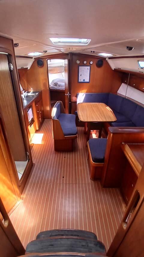 Sailing yacht 
