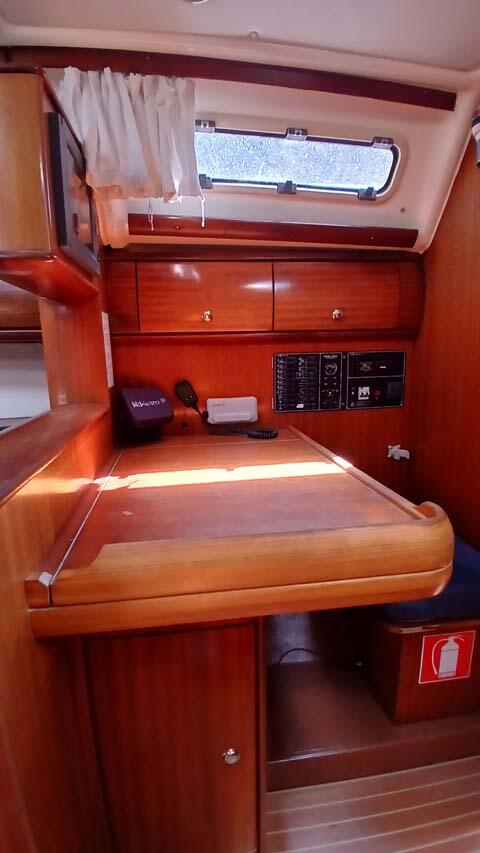 Sailing yacht 