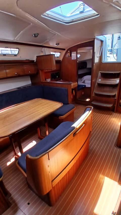 Sailing yacht 
