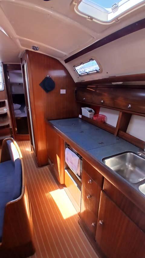 Sailing yacht 
