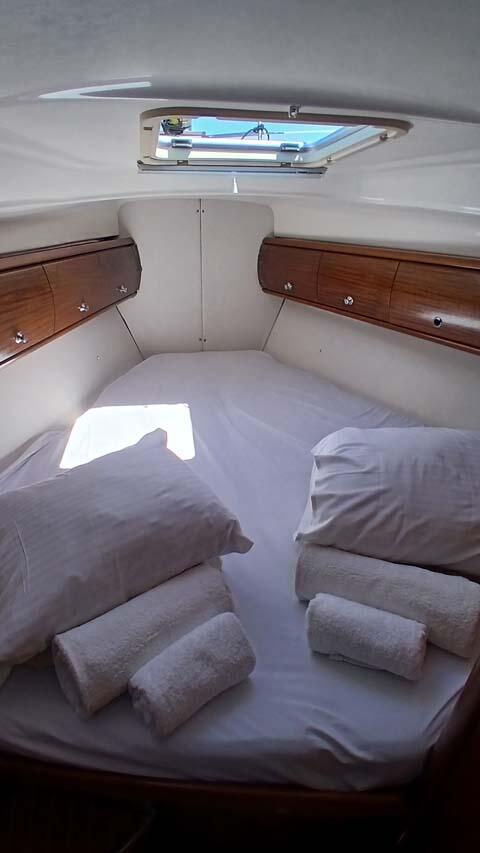 Sailing yacht 