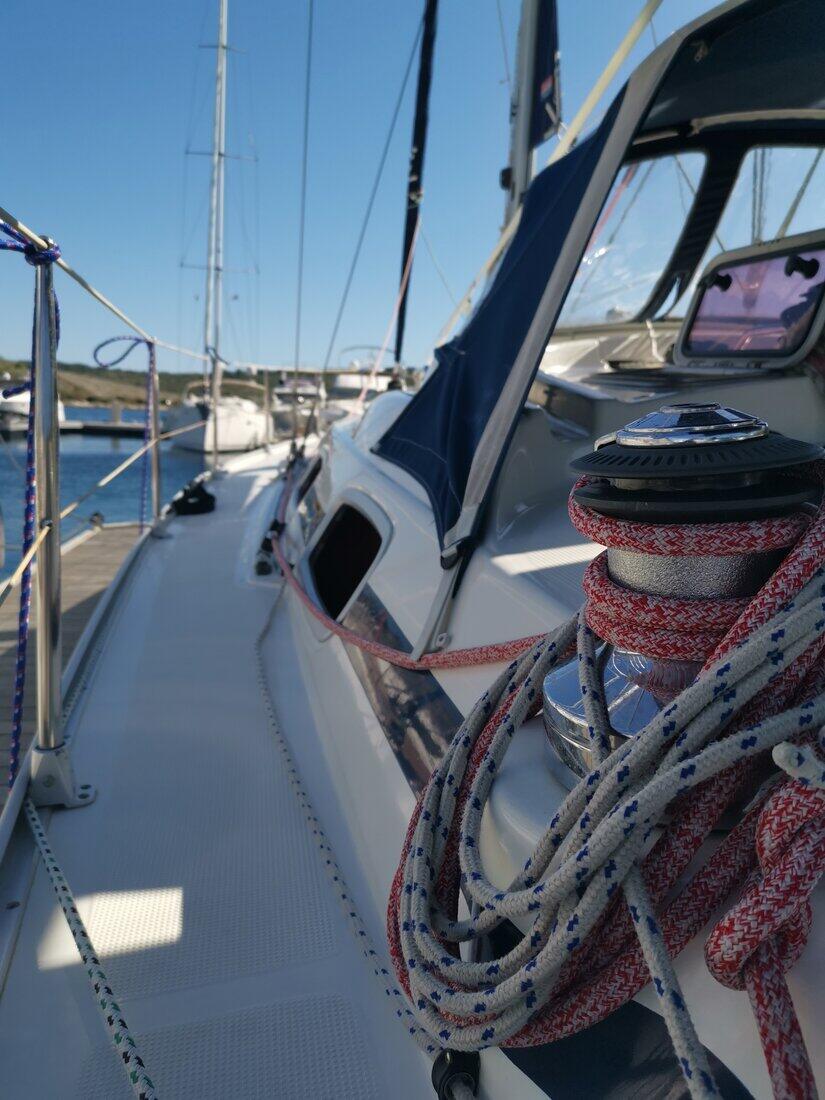 Sailing yacht 