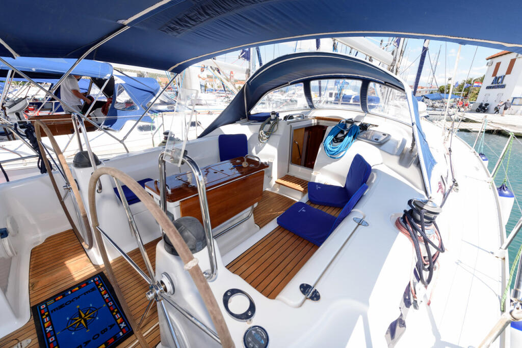 Sailing yacht 