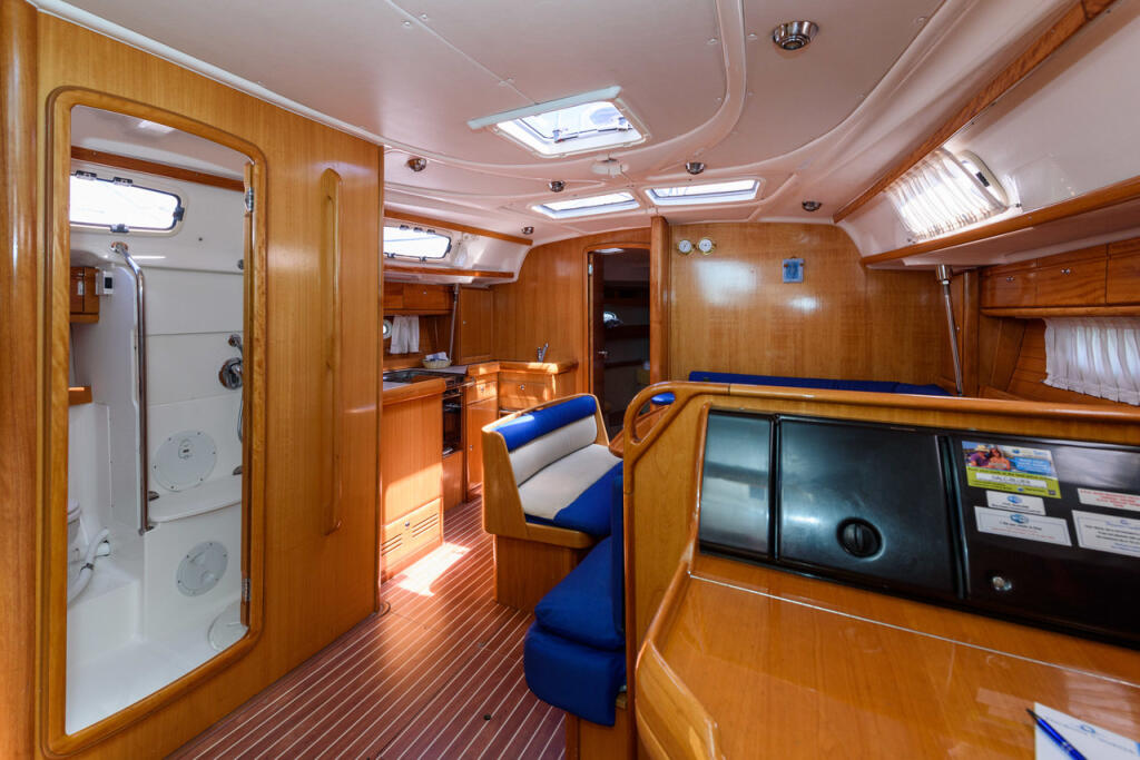 Sailing yacht 