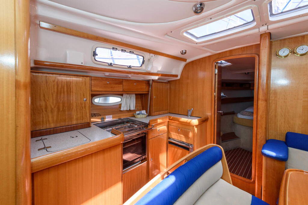 Sailing yacht 