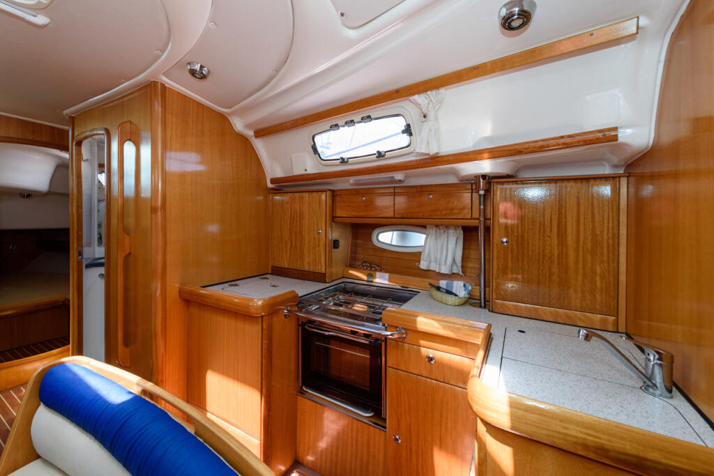 Sailing yacht 