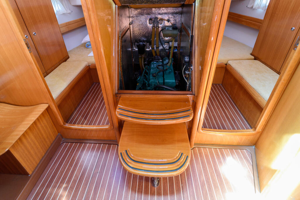 Sailing yacht 