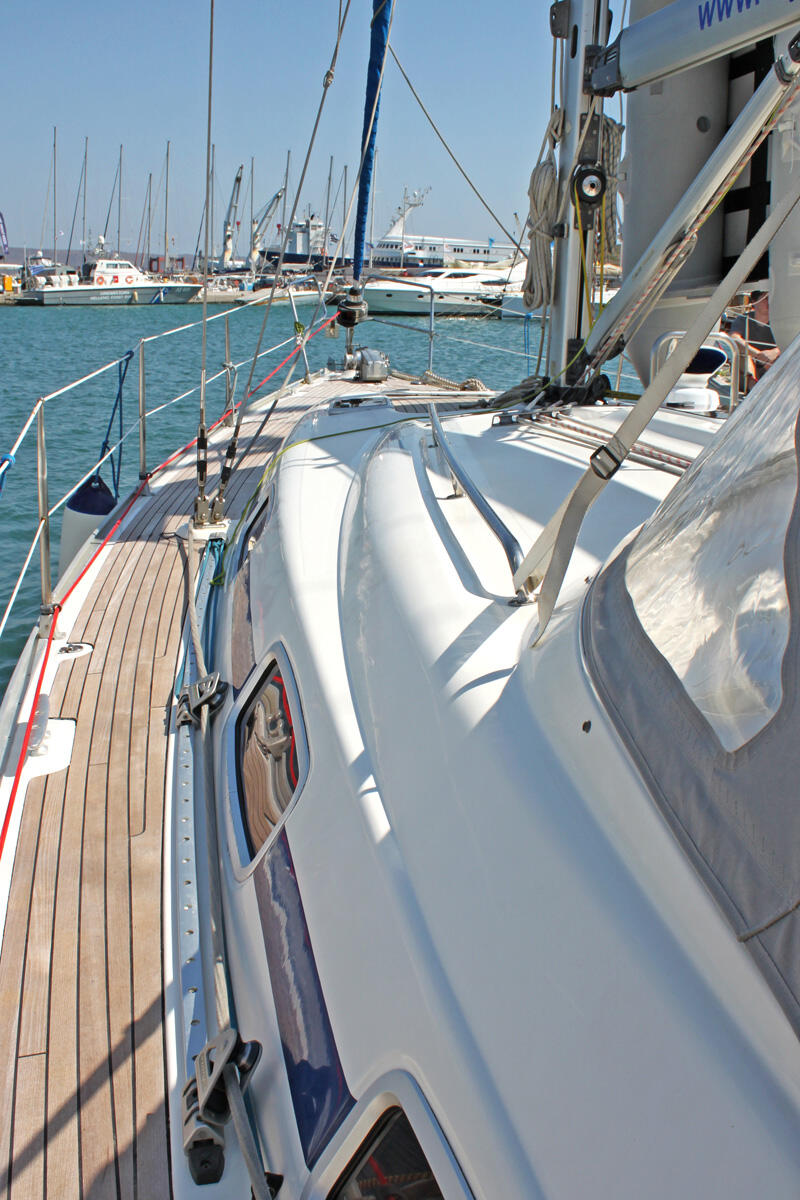 Sailing yacht 