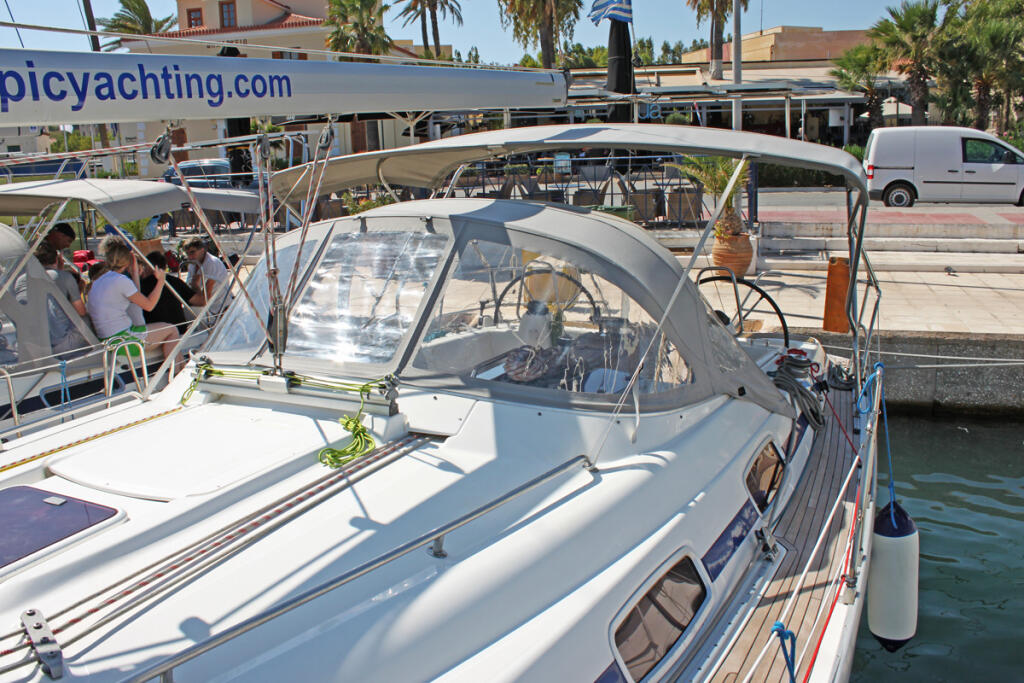 Sailing yacht 